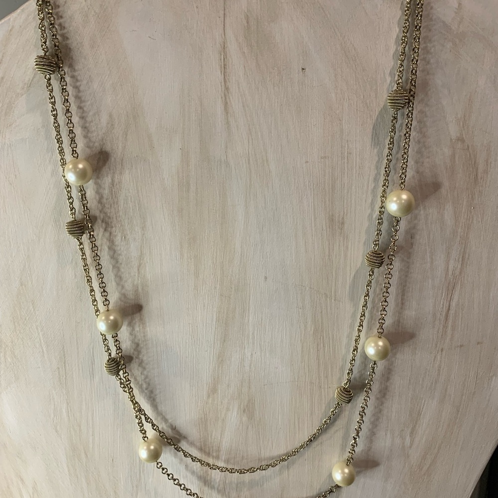Elegant Gold and Pearl Necklace